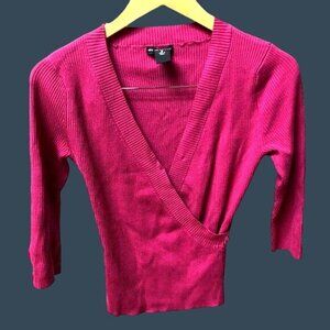 NEW YORK & CO.- WOMEN PULLOVER V-NECK BELTED KNIT SWEATER TOP-MAGENTA SIZE SMALL